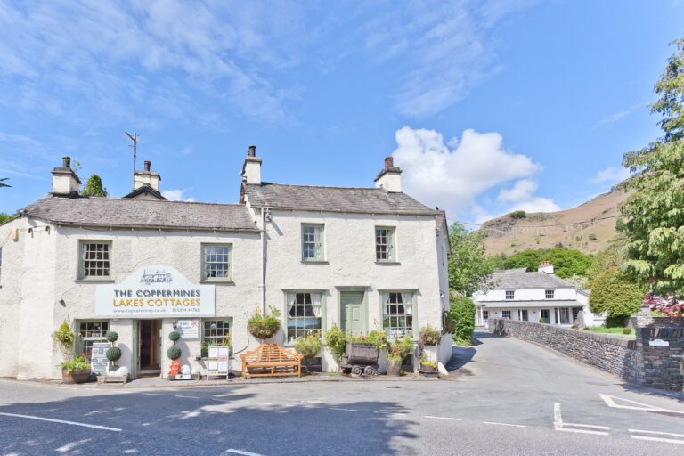 Bridge Cottages: Old Post and Bridge Suite, Sleeps 8